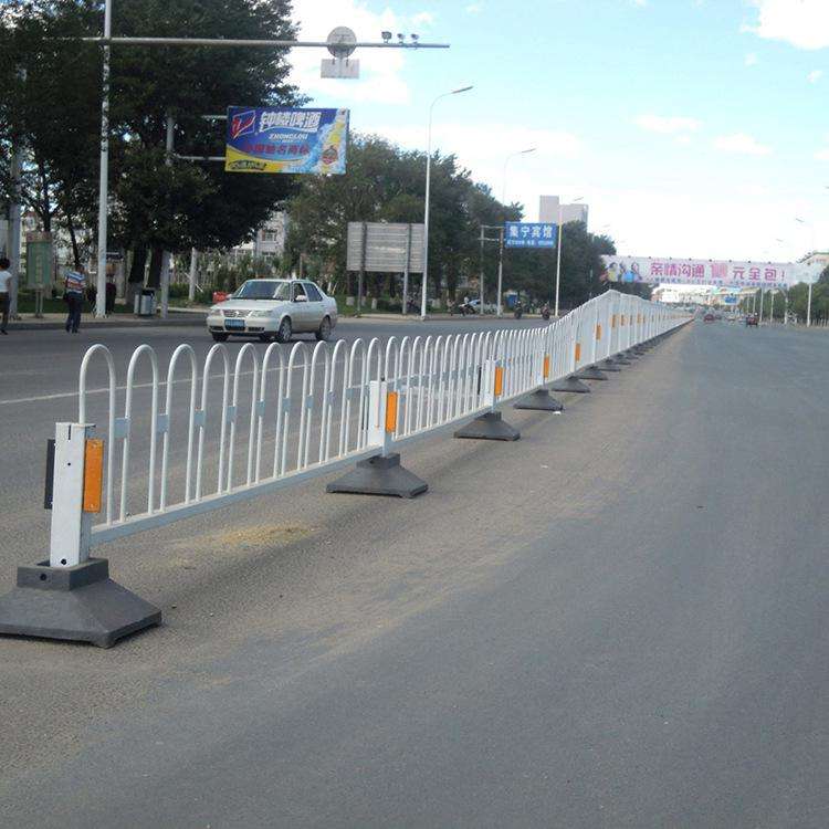 圓鋼管高速護欄圖片